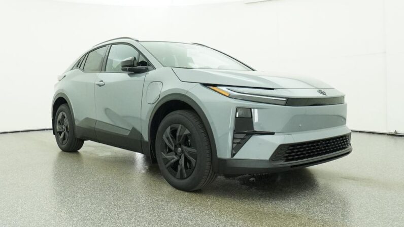 
								2026 Toyota C-HR SE AWD full									