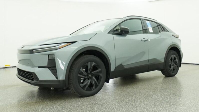
								2026 Toyota C-HR SE AWD full									