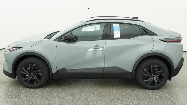 
								2026 Toyota C-HR SE AWD full									
