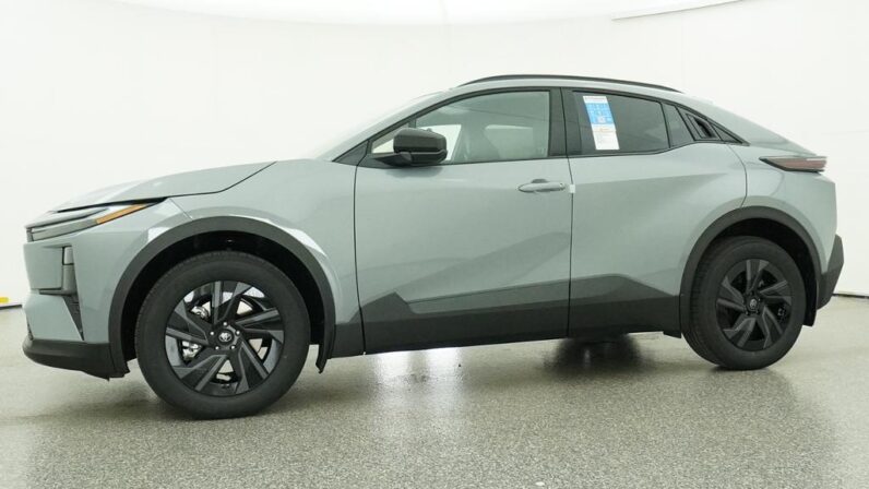 
								2026 Toyota C-HR SE AWD full									