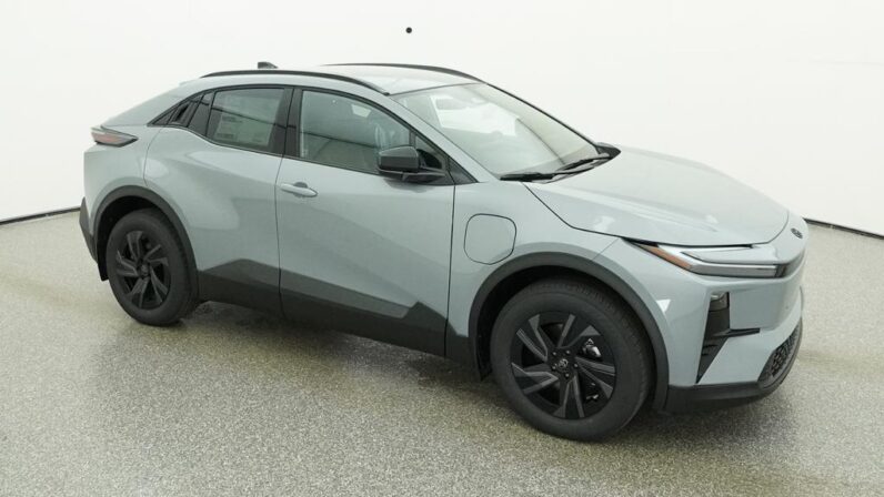 
								2026 Toyota C-HR SE AWD full									
