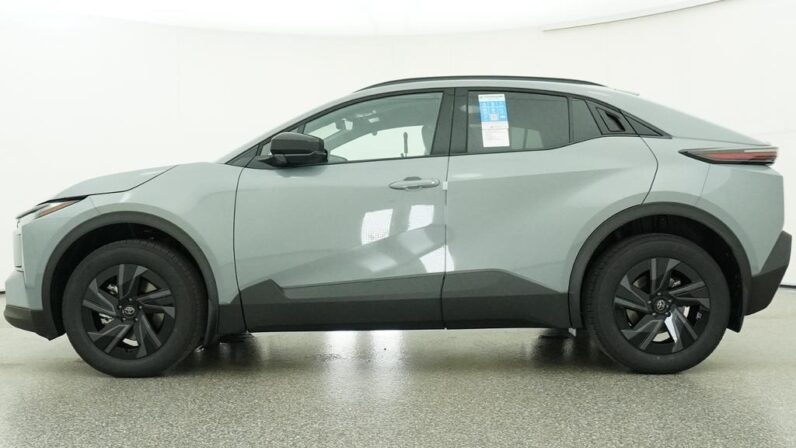 
								2026 Toyota C-HR SE AWD full									