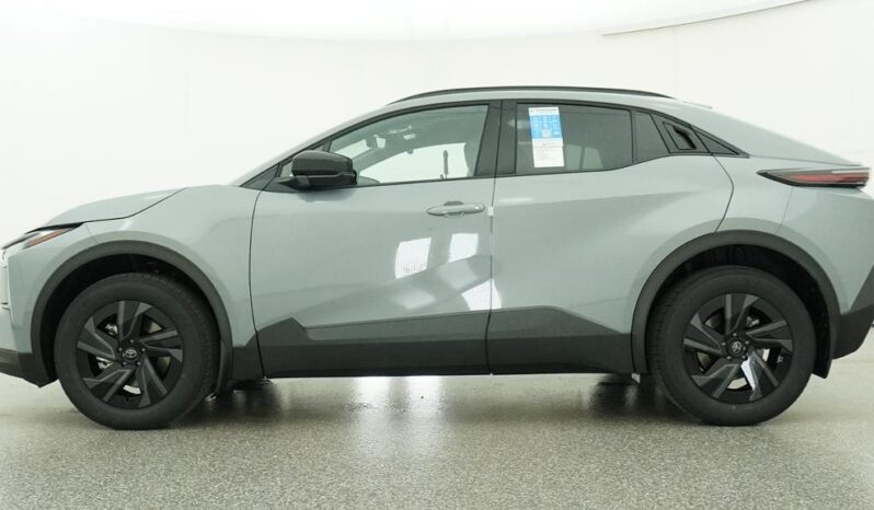 
								2026 Toyota C-HR SE AWD full									