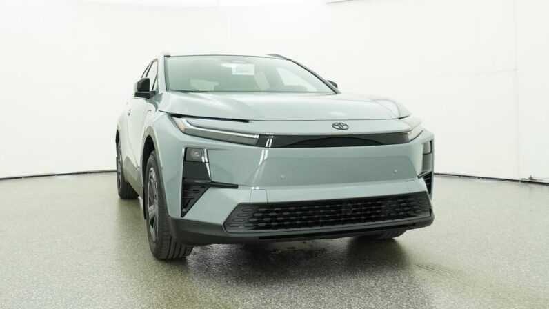 
								2026 Toyota C-HR SE AWD full									