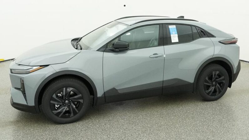
								2026 Toyota C-HR SE AWD full									