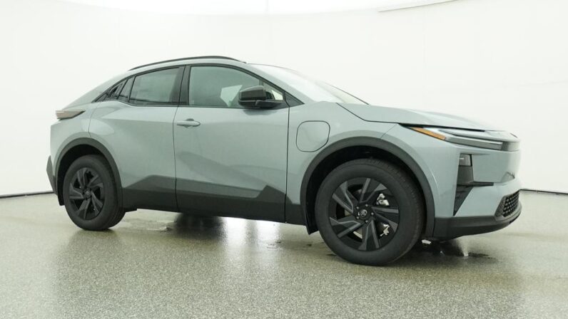 
								2026 Toyota C-HR SE AWD full									
