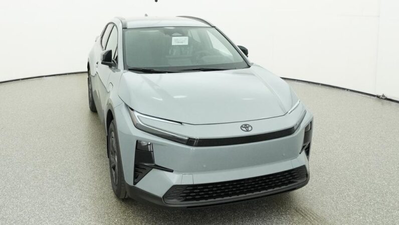 
								2026 Toyota C-HR SE AWD full									